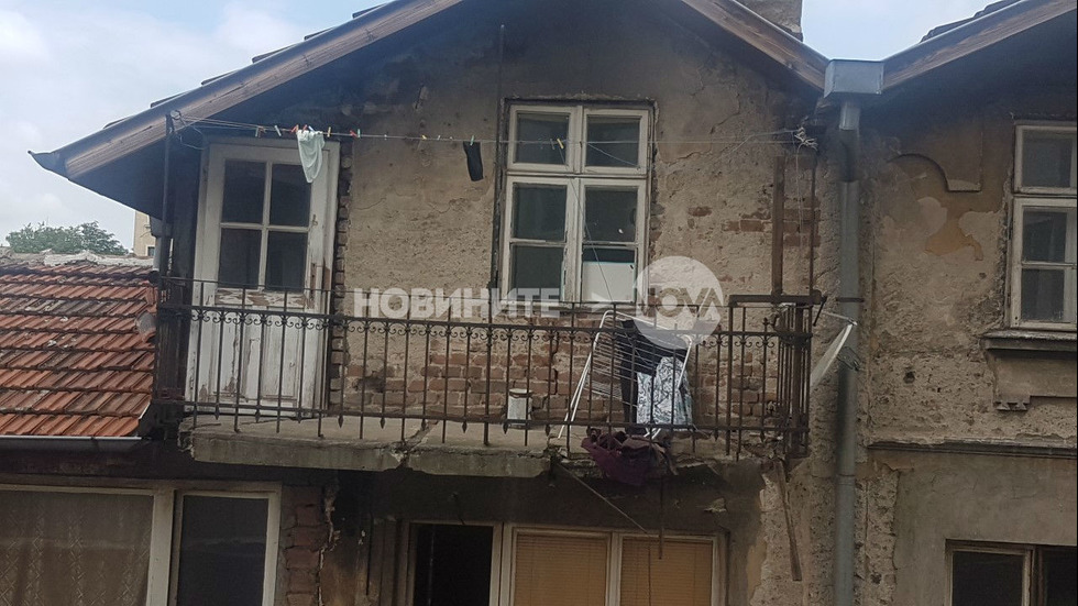 Срути се терасата на къща в центъра на София