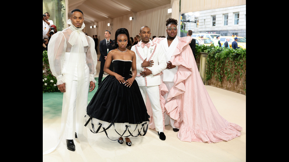 Звезди, блясък, смели и екстравагантни тоалети на Met Gala 2024