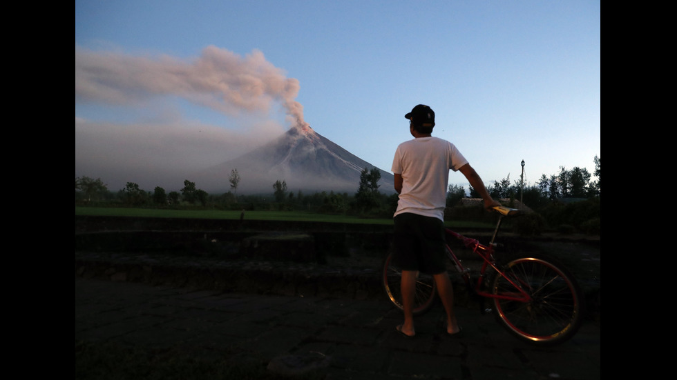 Вулканът Майон бълва лава на 400 метра височина