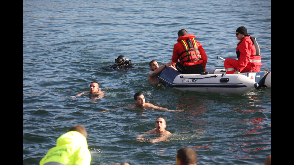 Смелчаци спасяваха Светия кръст във водоеми в цялата страна