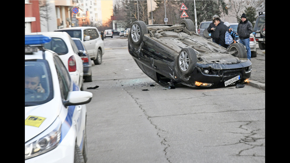 Кола се обърна по таван при катастрофа в София (СНИМКИ)