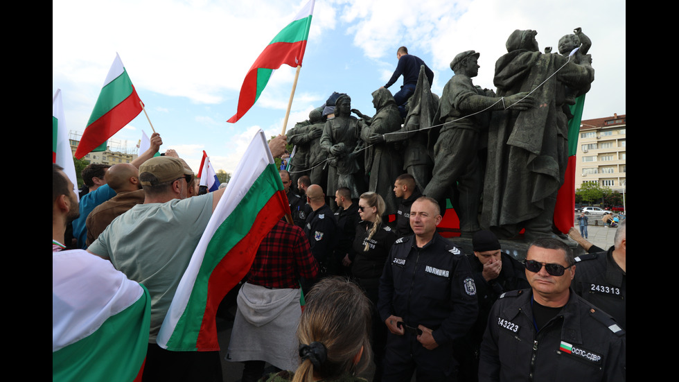 Сблъсъци белязаха протеста край Паметника на Съветската армия