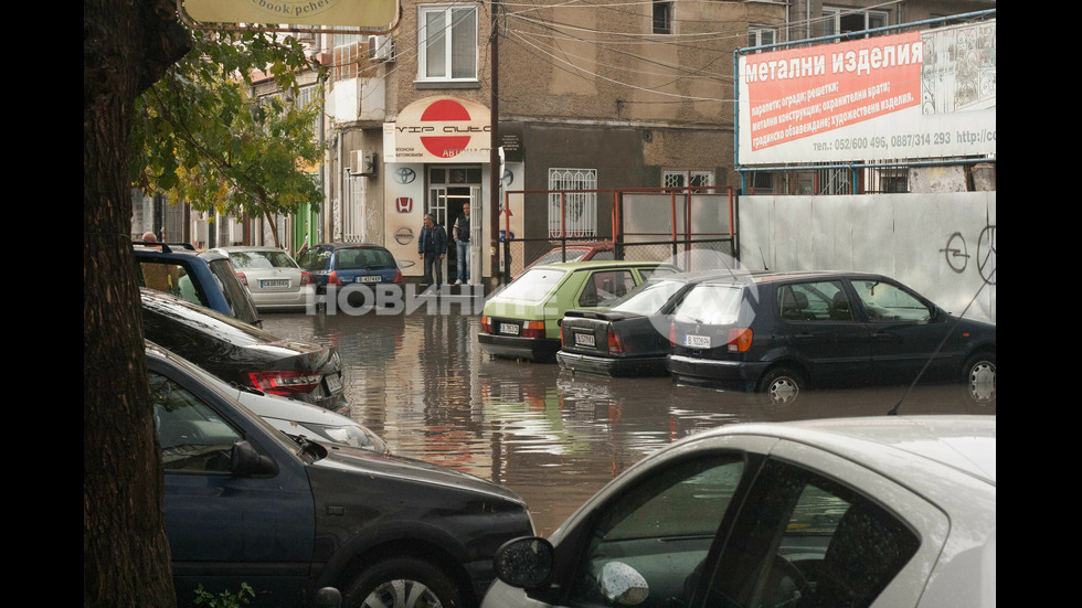 Проливен дъжд наводни улиците на Варна