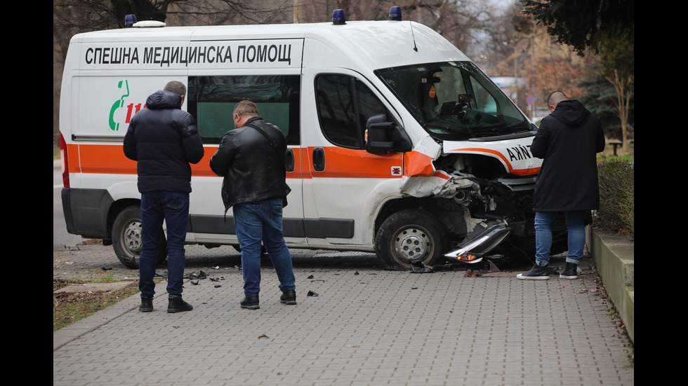 Линейка и кола се удариха в София