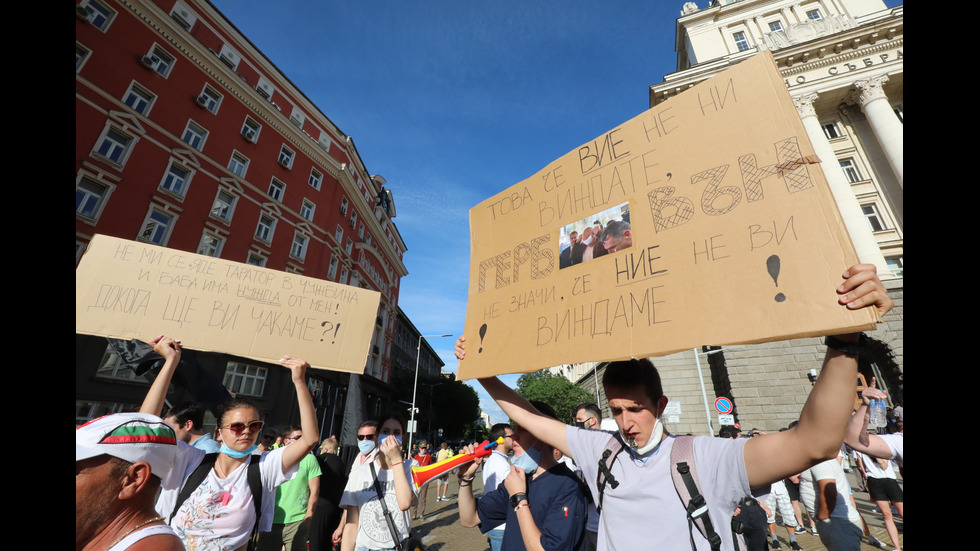 Трета поредна вечер на протести в центъра на София