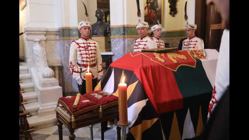 Тленните останки на цар Фердинанд пристигнаха в България