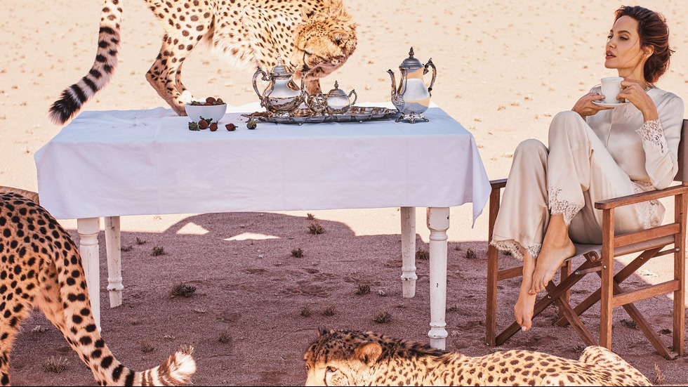 Анджелина Джоли пие чай в компанията на леопарди