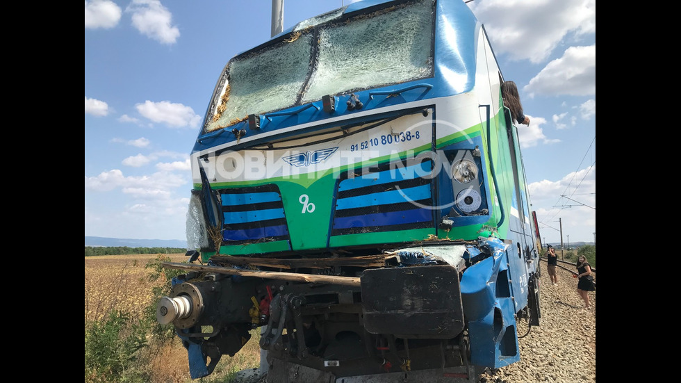 Пътнически влак удари камион край Карнобат