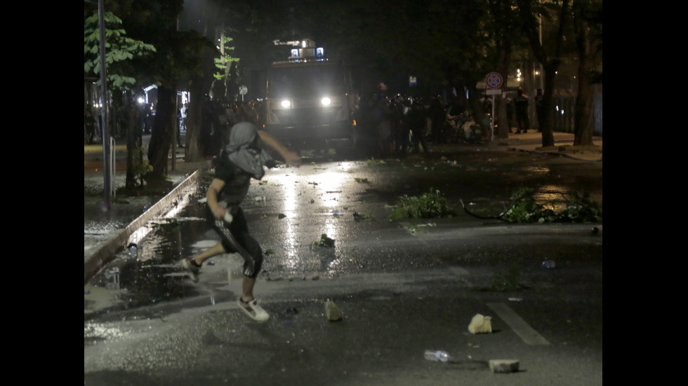 Полицай беше ранен на митинга на опозицията в Тирана