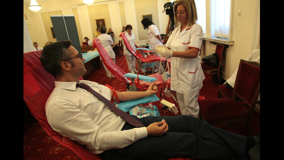 Депутатите даряват кръв в благотворителна инициатива