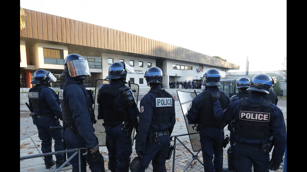 Стотици ученици и студенти задържани при протести във Франция