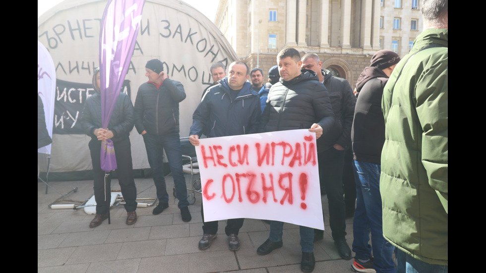 Пожарникари и полицаи от цялата страна излизат на протест в София