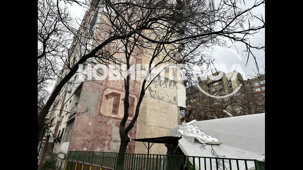 След силна буря: Изолация на блок падна върху детска градина в Пловдив