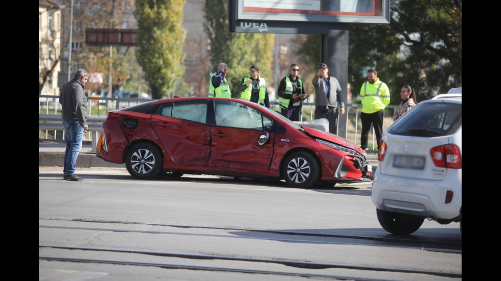 Верижна катастрофа между автобус и две коли на столично кръстовище