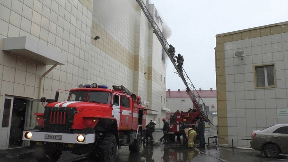 Жертви и ранени при пожар в мол в Русия