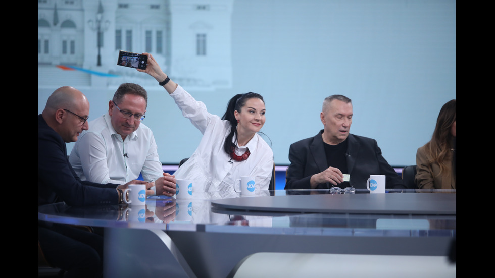 ЗАД КАДЪР: Изборният ден по NOVA В СНИМКИ