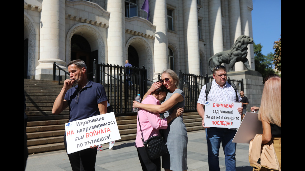 Близките на убитите Ани и Явор се събраха пред Съдебната палата