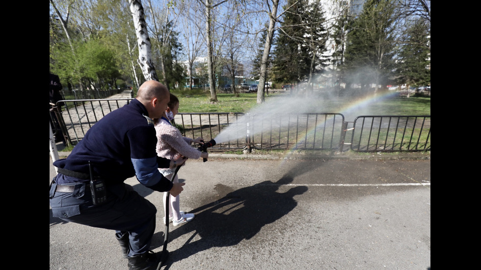 Тренировъчна евакуация и демонстрация на пожарникари и доброволци в София