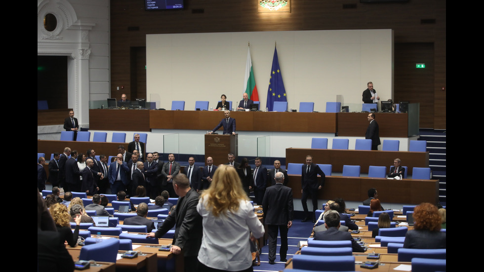 Напрежение в парламента, депутати окупираха трубината