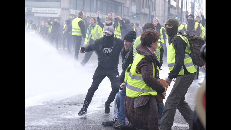 Сблъсъци между полицията и протестиращи в Брюксел