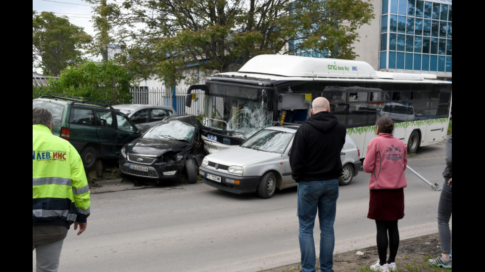 Автобус на градския транспорт помете седем коли в София