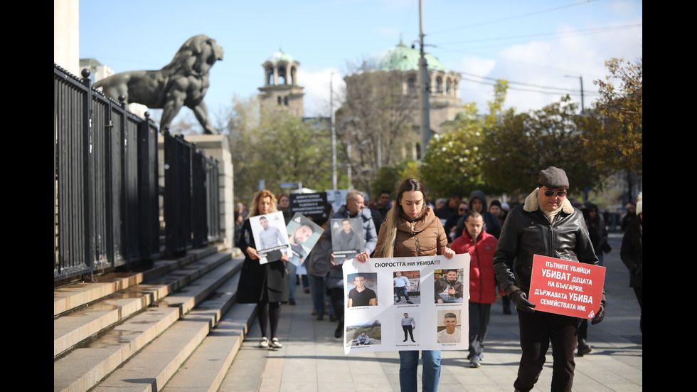 „Стига повече“: Протест в София срещу войната по пътищата