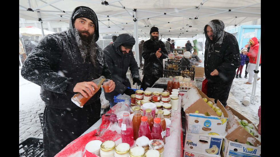 Обилният снеговалеж затвори Коледния фермерски базар