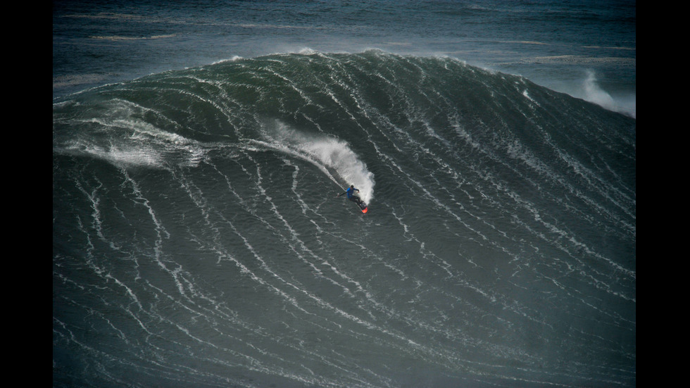 Известен сърфист се спаси след сблъсък с опасни вълни