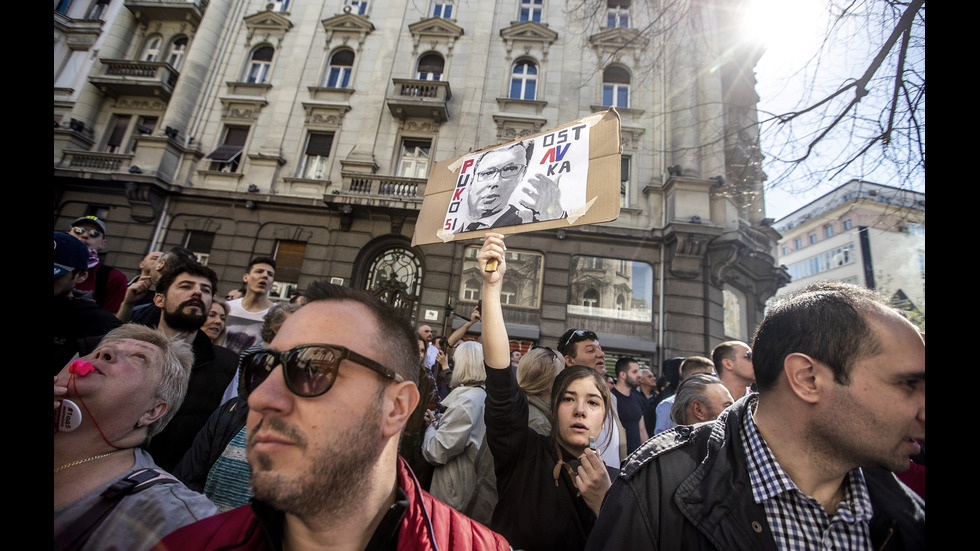 Няколкостотин демонстранти протестират в Белград