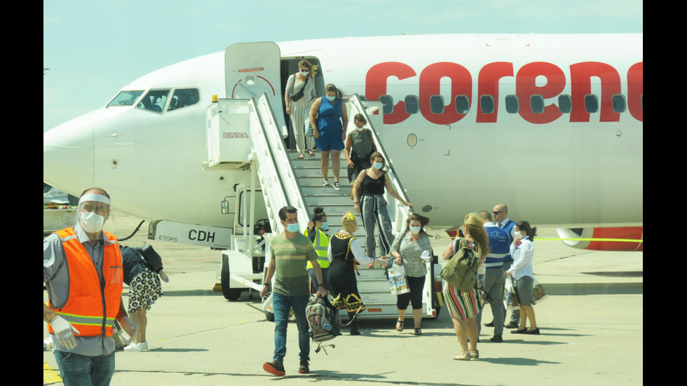 Първите туристи кацнаха на летище Бургас
