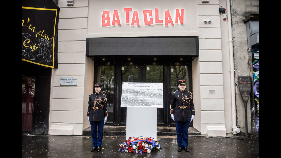 Пред зала "Батаклан" откриха плоча в памет на загиналите при атентата преди година