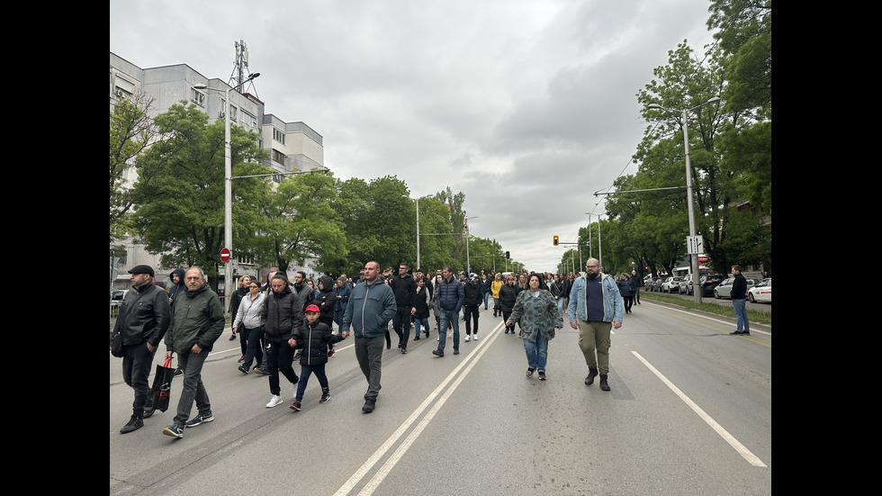 След смъртта на Явор и Ани: Втори ден протести на лобното им място