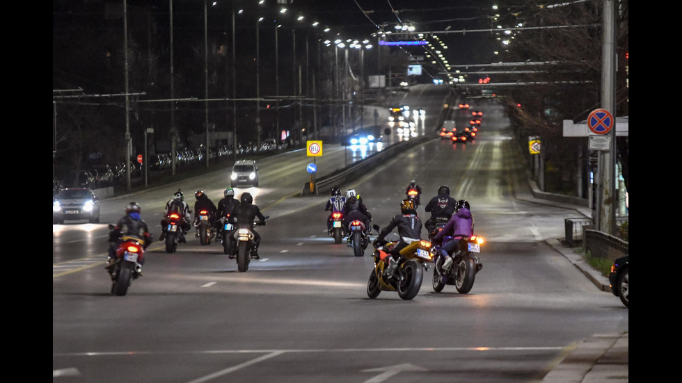 Нощни мотористи "разцепват" Цариградско шосе
