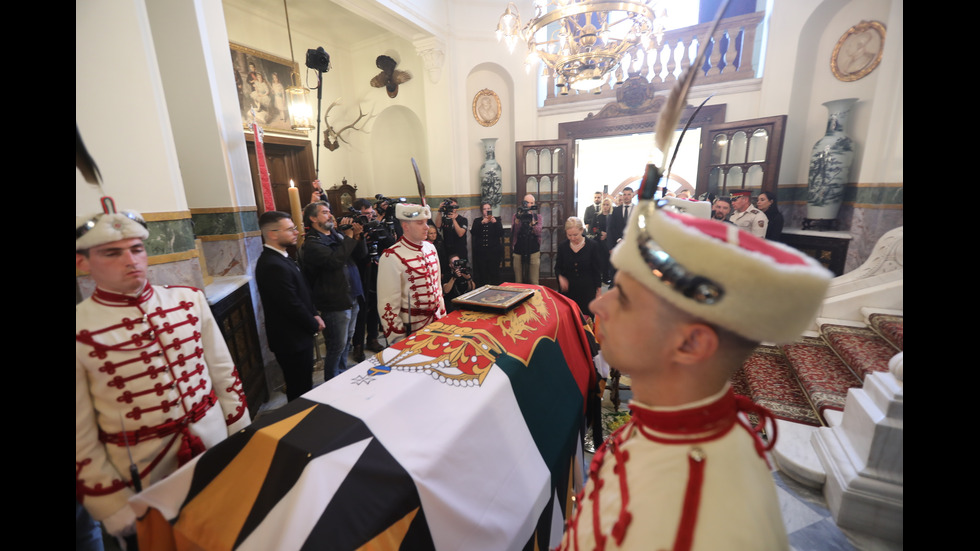 Тленните останки на цар Фердинанд пристигнаха в България