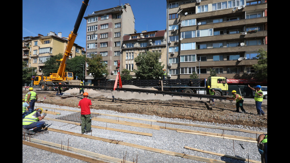 Започва монтажът на релсовия път на трамваите от площад „Македония”