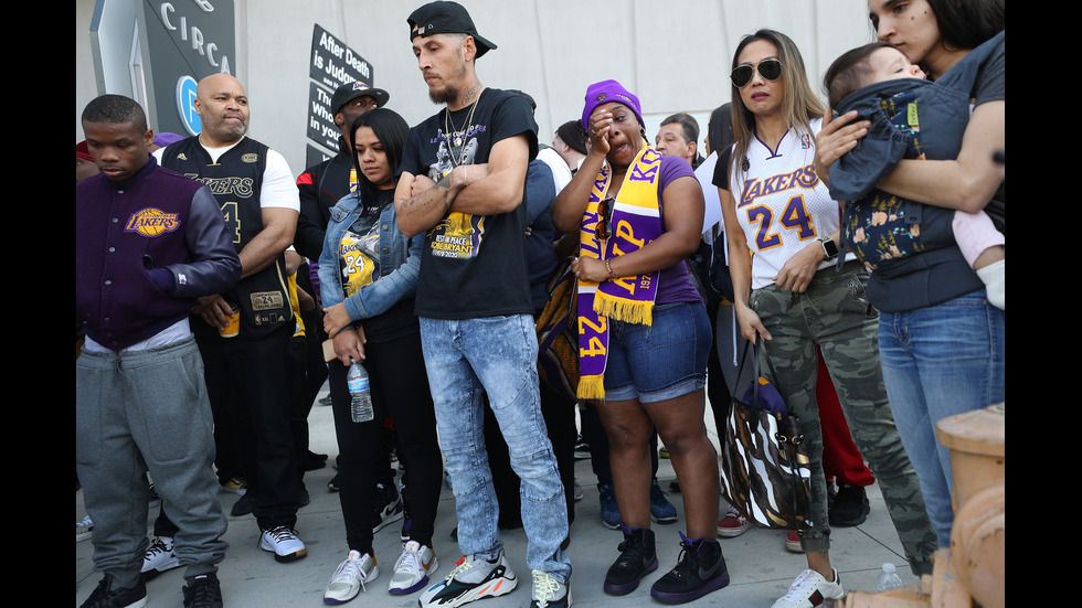 Хиляди се простиха с Коби Брайънт