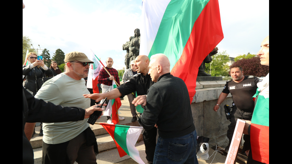 Сблъсъци белязаха протеста край Паметника на Съветската армия