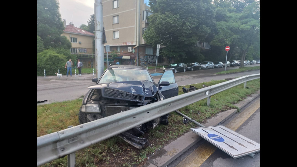 Кола катастрофа в мантинелата на бул. „Цариградско шосе”