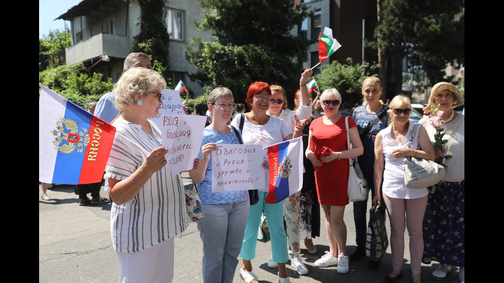 Протест пред руското посолство в София