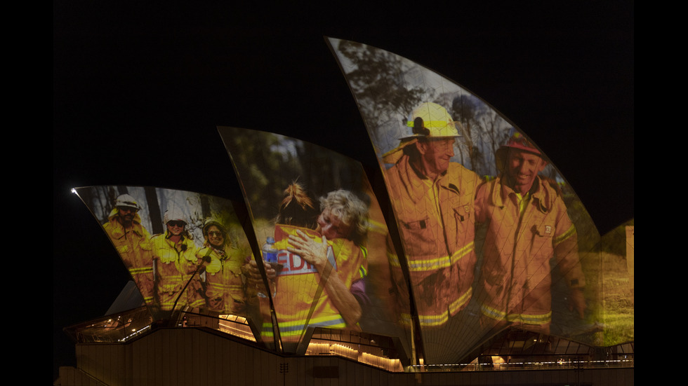 ГЕРОИТЕ НА АВСТРАЛИЯ: Осветиха операта в Сидни с ликовете на пожарникари