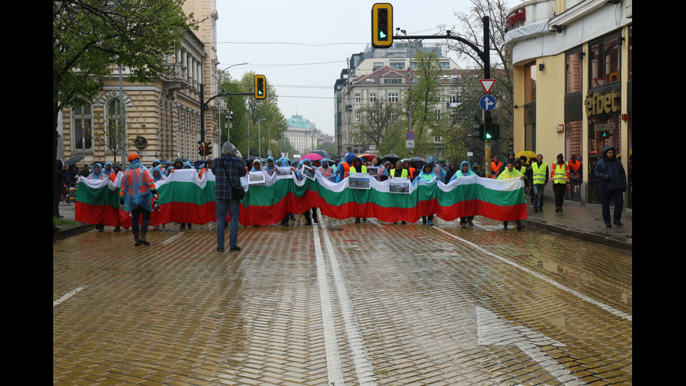 Пътните строители отново на протест, паркираха камиони пред Народното събрание