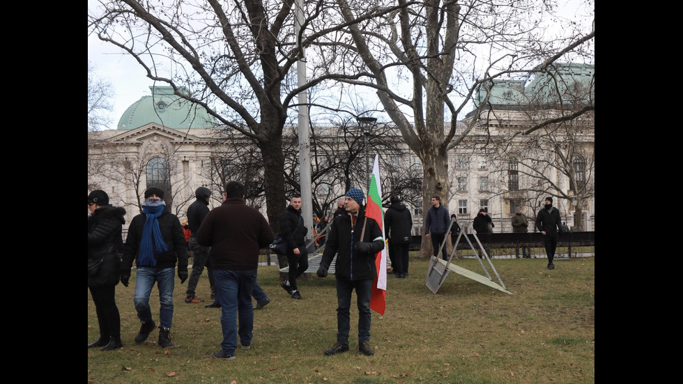 "Възраждане" организира протест срещу зеления сертификат, докараха водно оръдие пред НС