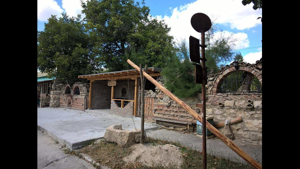 Село се сдоби с уникална автобусна спирка (СНИМКИ)