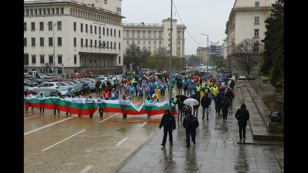 Пътните строители отново на протест, паркираха камиони пред Народното събрание