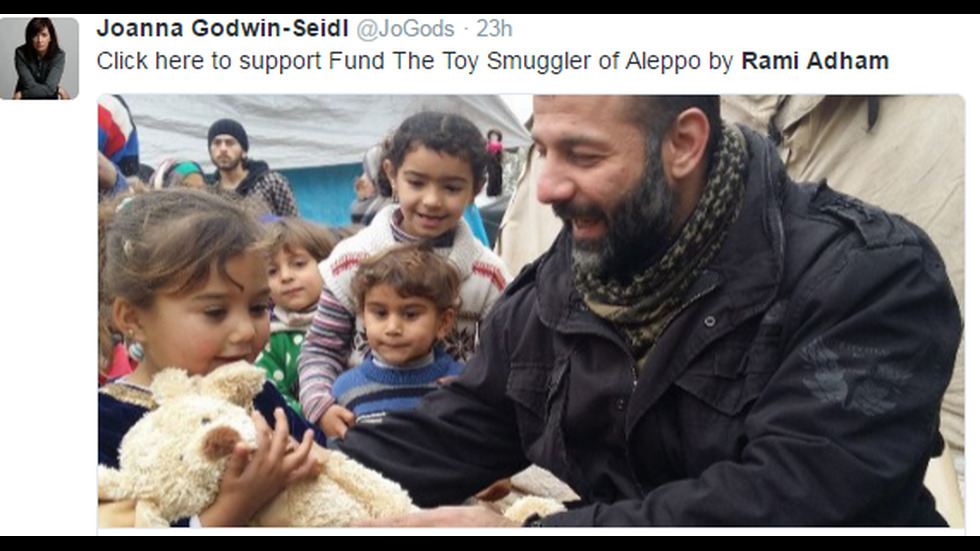 Мюсюлманският Дядо Коледа раздава играчки на децата в Сирия