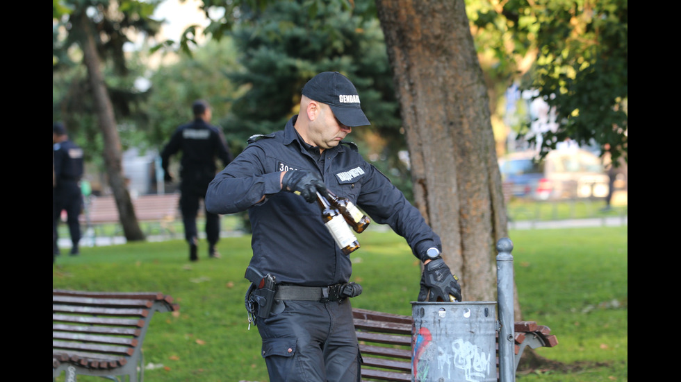 ПРЕДИ ПРОТЕСТА: Полицаи претърсиха района, откриха ножове и метални пръти