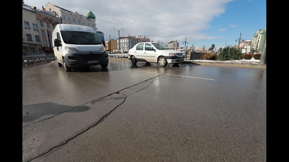 Напука се пътната настилка в района на "Лъвов мост"