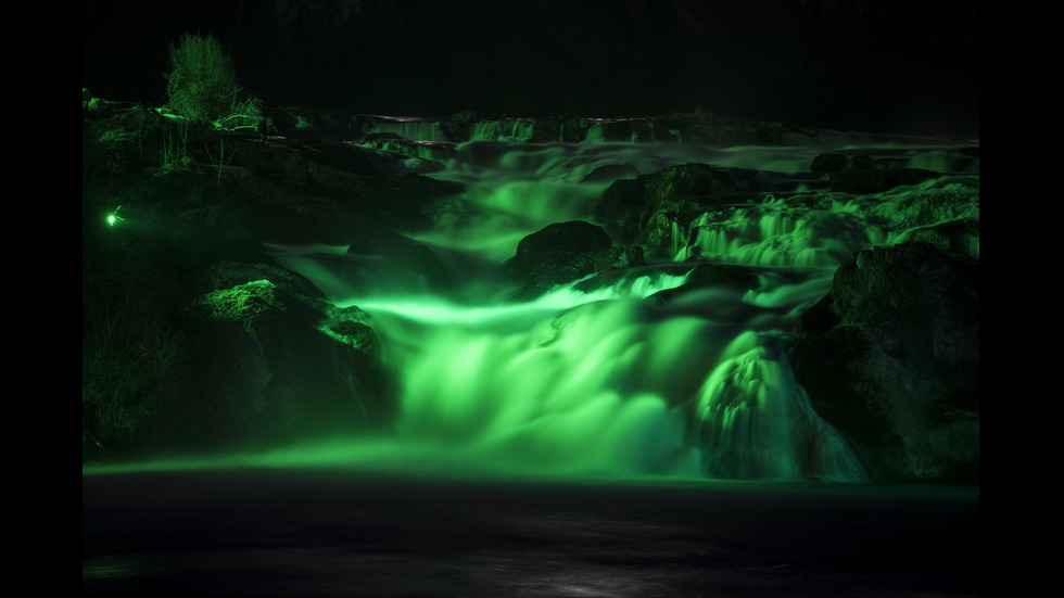 Швейцарският водопад Райнфал светна в зелено