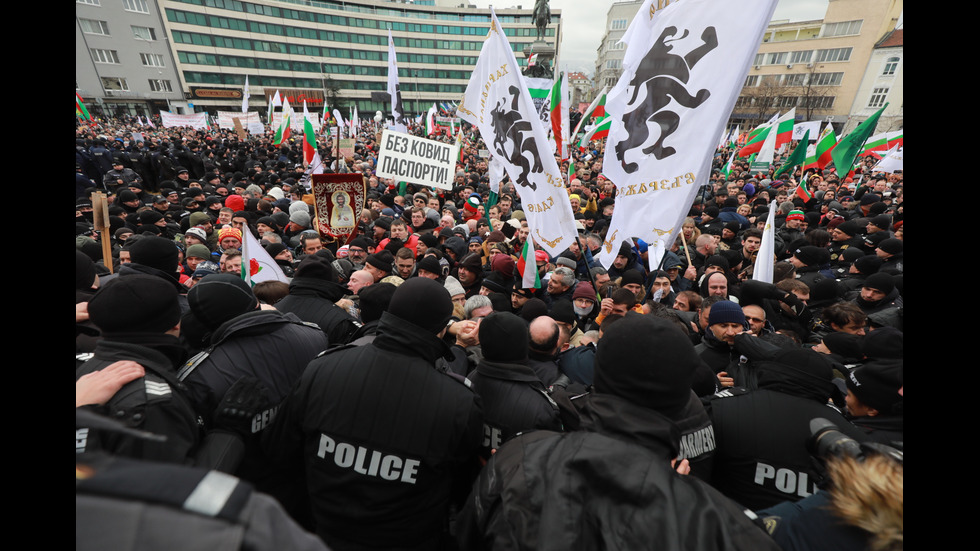 "Възраждане" организира протест срещу зеления сертификат, докараха водно оръдие пред НС