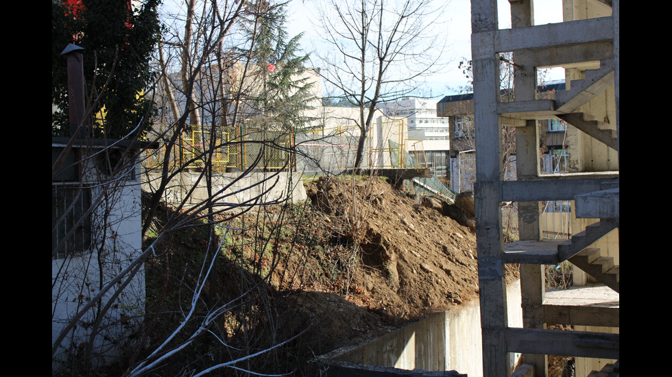 Рухна бетонна ограда на детска градина в Благоевград
